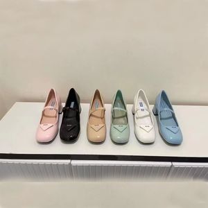 Designer driehoek standaard platform sandalen dames lente 2023 nieuwe luxe lakleer ronde kop mode hoge hakken enkele schoenen Franse dikke Mary Jane schoenen