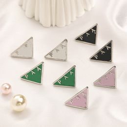 Boucles d'oreilles triangulaires de styliste pour femmes, nouveau Style d'amour en acier inoxydable avec lettres noires, cadeau de famille, bijoux, vente en gros, 2023