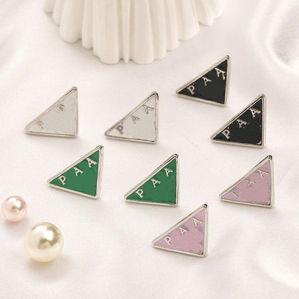 Pendientes triangulares de diseñador para mujer, aretes con letras negras de acero inoxidable, regalo familiar, joyería al por mayor, nuevo estilo, 2023