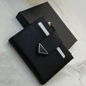 Designer Triangle portefeuille Small Saffiano Cuir Bill Compartement Document Pocket Credit Card Card Coldages en métal Émail Lettrage en métal Purse de luxe