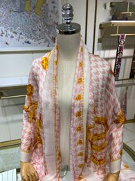 Designer Triomphes Europese en Amerikaanse kasjmier nieuwe afdrukken high-end open gesneden dames herfst/winter sjaal cape sjaals sjaals