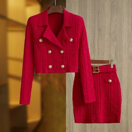 Ensemble deux pièces de créateur, nouveau haut rouge tendance 2024 avec ceinture à boucle en métal et jupe courte portefeuille aux hanches, ensemble de robe deux pièces à la mode