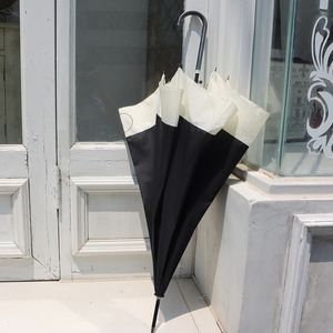 Designerparaplu met letterbedrukte zonnebrandlijm Klassieke zwart-witte parasolparaplu met lange steel