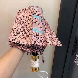 Parapluie de créateur Protection solaire et protection contre la neige Parapluie en caoutchouc avec logo lettre classique rose Entièrement automatique Parapluie à trois volets avec boîte