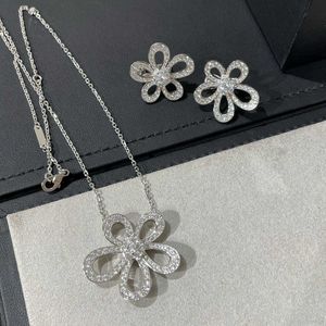 Designer V-G-Gold high-end diamant ingelegde zonnebloem ketting voor vrouwen met uitgehold temperament sleutelbeenketting