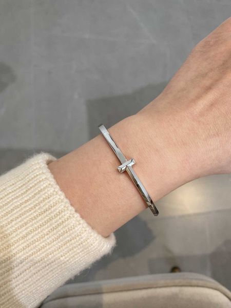 Designer V lettre d'or forme T1 édition fine surface lisse sans diamants bracelet empilé à la mode et simple pour les femmes chaudes