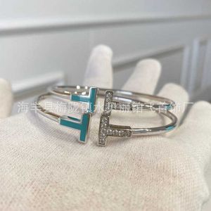 Designer V-gold matériel CNC bracelet double T finement sculpté avec émail bleu et incrustation de diamants design minimaliste luxe polyvalent