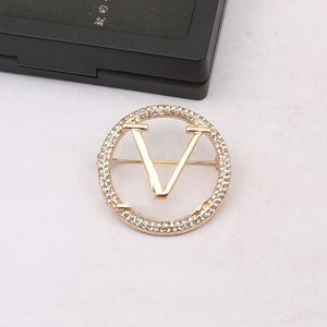Designer V Letter Brooches 18k Gold plaquée Broche Crystal Suit Pin Small Sweet Wind Bijoux Accessoires Marier Gift Mariage Gift