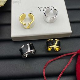 Designer Valentine Fashion Valantino 23 Herfst Nieuwe Huajia Eenvoudig en high-end Engelse lettermode Veelzijdig en uniek ontwerp Textuur Sieraden Ring