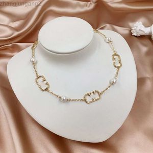 Designer Valentine Mode Valantino Forest Style Fée Style Simple et Polyvalent Collier Perle Creuse Lettre Anglaise Conception Chinois Laiton Matériel Collier pour