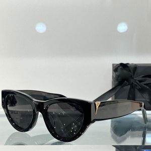 Designer Valentinoity Sunglasses Luxury Polaris Sunglasses Personnalité Anti UV Popular Men's and Women's Guilles de lune