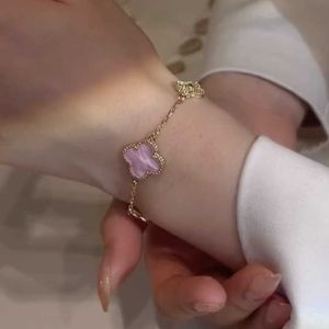 Designer Van CL-AP Plaque rose Bracelet d'herbe à quatre feuilles Micro incrusté de zircon Petit frais doux et charmant Style de luxe pour femmes Lucky R8ZQ