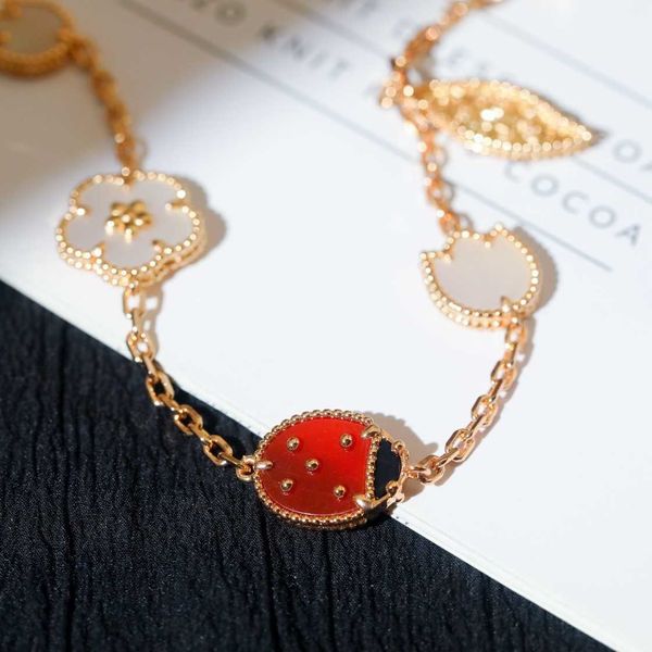 Diseñador Van High Edition Pulsera de césped de cuatro hojas de siete estrellas Ladybug Femenina de oro de 18 km de oro de doble cara Fritillaria