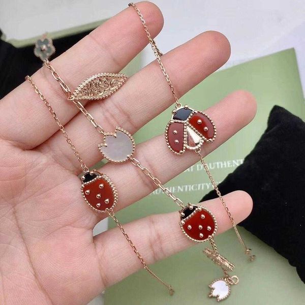 Diseñador Van Ladybug Pulsera de siete estrellas Femenina gruesa gruesa Luz de lujo Fritillaria Fritillaria Red Agate en vivo con logotipo