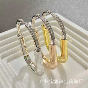 Designer Tiffayss en boucles d'oreilles de serrure polyvalente et Yang Chaoyues même boucle diamant en or rose 18k avec tête de luxe légère C9e3