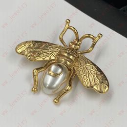 Diseñador Vintage Brass Pearl Alphabet Bee ins, Broches, moda de alta calidad Regalos de Navidad para el Día de San Valentín