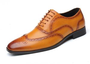 Designer Vintage Nieuwe mannen Pointed Brogue Flats schoenen mannelijke Homecoming Dress Wedding Prom Shoes Sapato Social