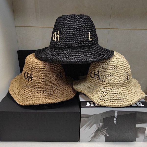 Designer Visors Wide Romen Hat Capes de mode Fomes Brands Luxurys Full Letetres Handmade Grass Braid Leisure Sun Sun For Holiday Beach