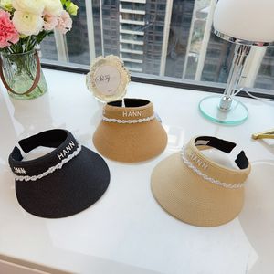 Viseras de diseñador para mujer, sombreros vacíos ajustables con perlas, sombreros de viaje de verano, sombrero de paja a la moda, diseño de perlas