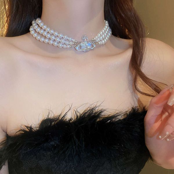 La créatrice Viviane Vivienen Westwoods Dowagers Zircon Diamond Pearl Necklace est à la mode et élégante. Élégante et élégante, la chaîne de la clavicule est une Versati