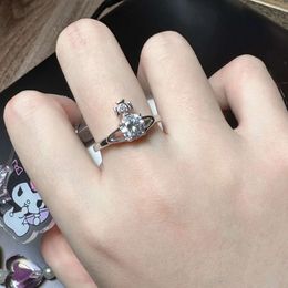 Ontwerper Viviene Westwood Western Empress Dowager's Classic Saturn Single Diamond Ring Vivian's eenvoudige en elegante vierklauw Zirkoonring Kleine zoete aardappel Hot Style