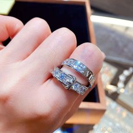Ontwerper Viviane Vivienen Westwoods sieradenplaneet de keizerin-weduwe van het Westen heeft een high-end punkstijl met een riemgesp en een dubbellaagse ring voor koppels