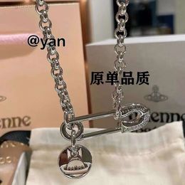 Ontwerper Viviane Westwood Western Empress Dowager Grote Pin ketting Vrouw uit Hollow Out Round Label Saturn Paper Clip Collar Chain 1-1