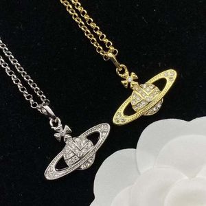 Ontwerper Viviane Westwood Western Empress Dowager Saturn Chain ketting High Sense Planet Hanger Klaafiekketen Hot Girl Style Overlappende accessoires Hoog vers