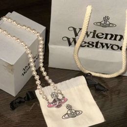 Designer Viviane Westwoods Vivienen Empress Dowager Xis Collier de perles Saturne en émail rose pour femme serti de diamants à la mode goutte à goutte colle British Light Luxury Ne