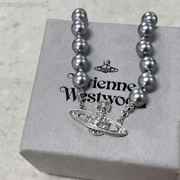 Designerin Viviane Westwoods Vivienen Kaiserinwitwe Xi's Saturn-Halskette mit grauen Perlen und Diamanten. Seltene, leichte Luxus- und vielseitige High-End-Schmuckhalskette
