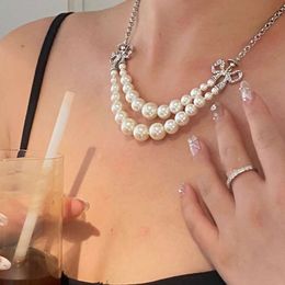 Designer Viviane Viviennes Westwood Empress Dowager Bowknot Double couche collier de perles pour femmes lumière de luxe personnalité polyvalente chaîne de clavicule Saturne