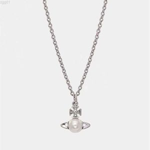 Ontwerper Viviene Westwoods Nieuwe Viviennewestwood Nieuwe producten van het seizoen Western Empress Dowager Saturn Pearl Necklace Female Classic Wild Star Chain Sleutelbeen c