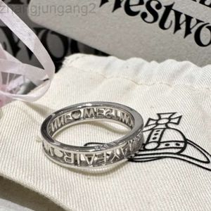 Designer Viviene Westwoods New Viviennewestwood Western Empress Dowager Nana Same Hollow Letter Ring Bague de personnalité polyvalente et simple pour hommes et femmes