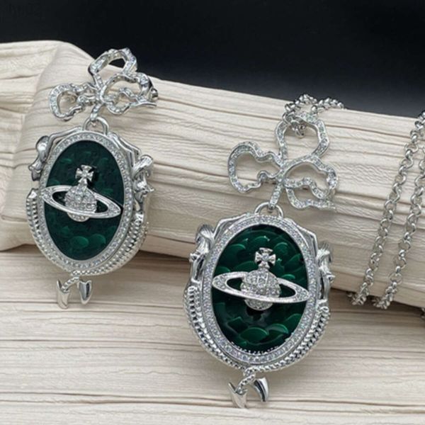 Designer Vivine Westwoods Vivinenewestwood Nanaspace - Queen Dowager Sirène vert médaille Green Médaille Saturne Collier Chaîne de pull