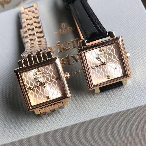 La créatrice Viviene Westwoods montres l'impératrice douairière de l'Ouest Saturne mode montre femme femme Instagram style calendrier étudiant véritable ceinture lumière Lux