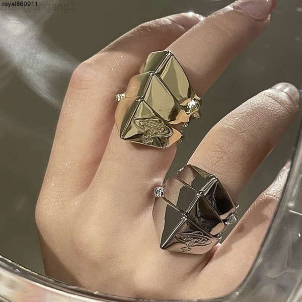 El nuevo anillo de armadura de tres secciones de Viviane, la emperatriz viuda, de la diseñadora Vivienen Westwood, puede abrir el moderno estilo punk de Saturno en dorado, negro y