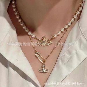 Designer VivieneWestwoods Impératrice douairière Collier de perles Saturne Broche femelle Stéréoscopique Planète Chaîne de cou Haut de gamme Lumière Luxe Petit et populaire Ouyang Nana Même