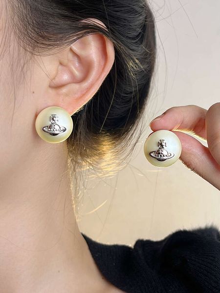 Designer Viviennes Westwoods Boucles d'oreilles The Western Empress Dowagers Niche Design Feels Like Buttons Pearls Saturn Boucles d'oreilles 2023 Nouvelles boucles d'oreilles planète haut de gamme