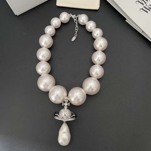 Designer Viviennes Westwoods Vivenne Westwoods Jewelry Empress Dowager Xi exagère le grand collier de perle de Saturne tridimensionnel pour les femmes avec français