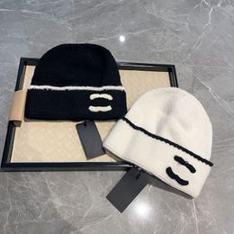 Designer Chapeau tricoté chaud pour les femmes Hiver pour hommes de bonnet de pomme de compagnie pour le vent des hommes 2 couleurs 2 couleurs