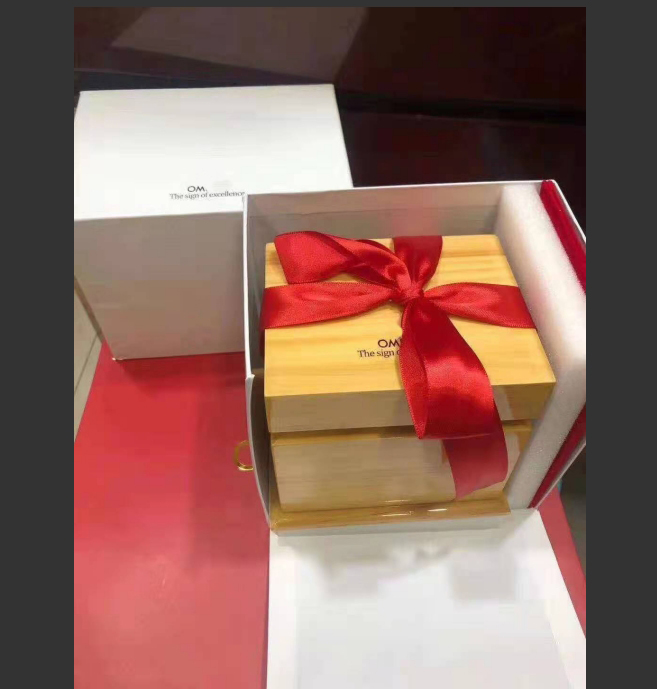 Cajas de reloj de diseño Caja de reloj de pino Vitrinas de almacenamiento de embalaje de alta calidad Contador original con certificado de logotipo