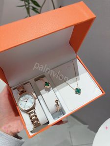 Watch designer + bracelet + collier Un ensemble de boîtes-cadeaux Womens Fashion Watchs Full Inoxydless Femmes Gold Silver Colorwarchs Wrists Watch With Box