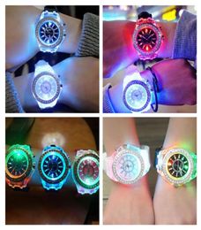 Reloj de diseño Reloj de lujo unisex con luz LED y diamantes, cristal luminoso, reloj de pulsera para hombres y mujeres, relojes de cuarzo con diamantes de imitación Slicone F10265024302