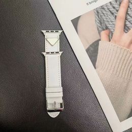 Bracelets de montres de créateurs Bracelet pour Apple Watch Band 42 38 40 41 44 45 49 mm iwatch 8 7 6 5 4 3 2 Bandes de luxe pour homme et femme Bracelets en cuir blanc avec lettres imprimées