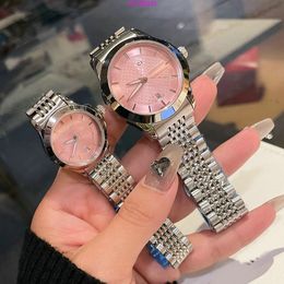 El diseñador observa los relojes de pulsera de moda de lujo de G-Times sin timbos