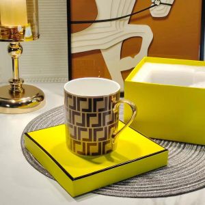 Designer Water Cup European Bruin Bone Porselein Letter Logo Coffee Cup Picquisite Mug Office Home Ceramic Cup met gele cadeaubon