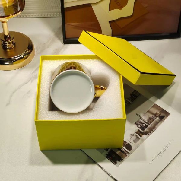 Copa de agua de diseñador Copa de café de hueso marrón europeo exquisito taza de taza en el hogar Copa de cerámica con caja de regalo amarillo