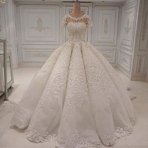 Vestidos de boda de diseñador Elegante Largo Precioso Dubai Arabia Vestido de bola Apliques de encaje Cuentas de cristal Mangas cortas Vestidos de novia Vestido de novia