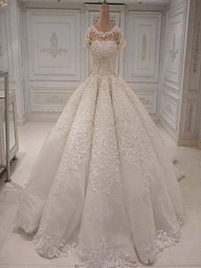 Designer Trouwjurken Elegant Lang Prachtig Dubai-Arabië Baljurk Kant Applicaties Kristal Kralen Korte Mouwen Bruidsjurken Wedd9210339