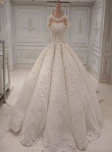 Robes de mariée de créateurs élégantes longues magnifiques Dubaï Arabia robe de bal dentelle appliques perles de cristal manches courtes robes de mariée Wedd6512622